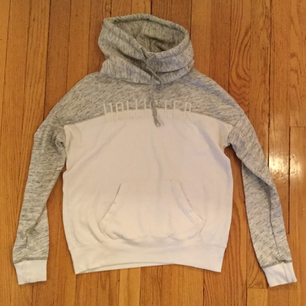 Hollister women’s grey and white pullover size XS